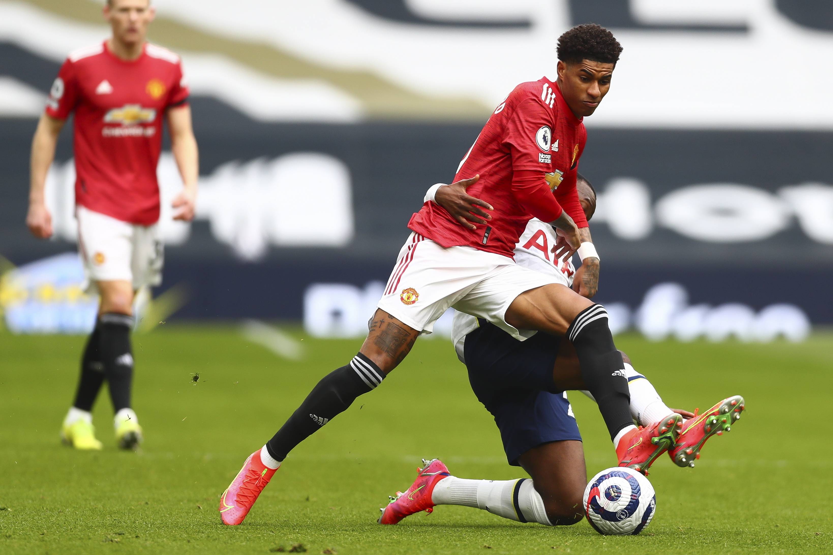 的年轻中场 的年轻中场